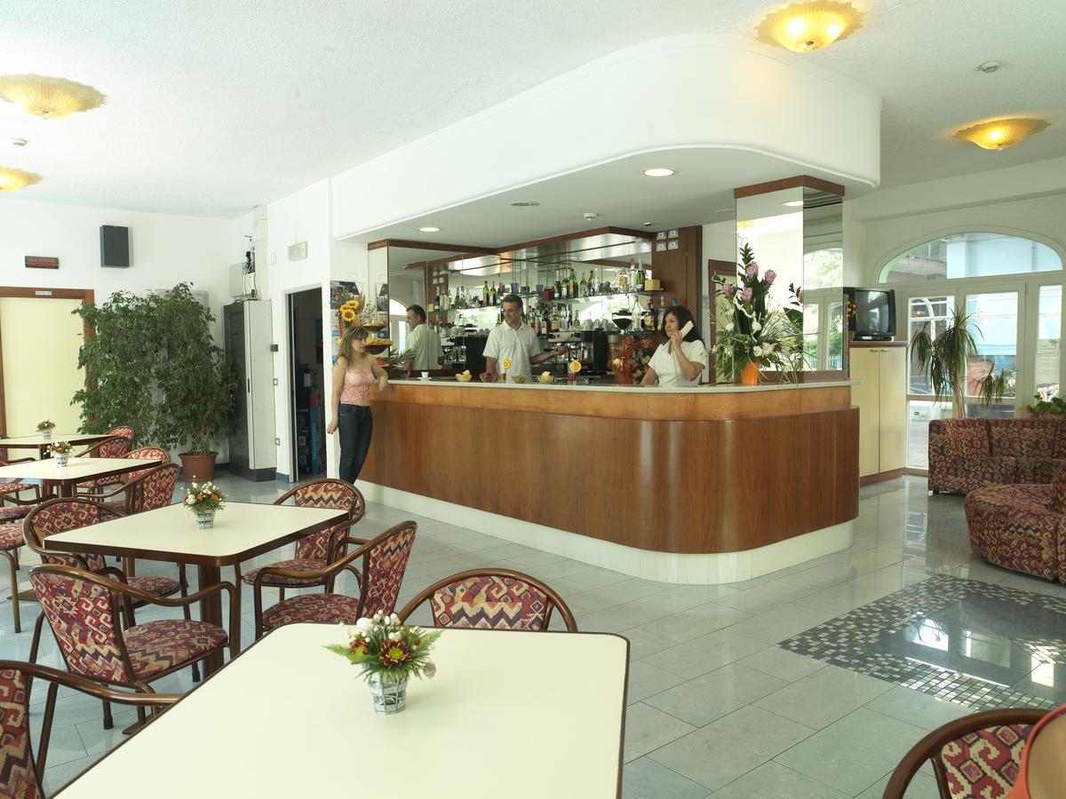 Residence Eurogarden Ріміні Екстер'єр фото
