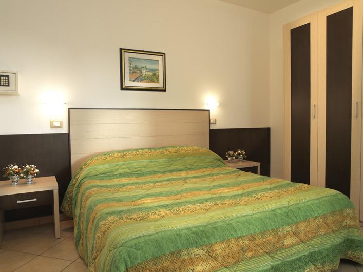 Residence Eurogarden Ріміні Екстер'єр фото